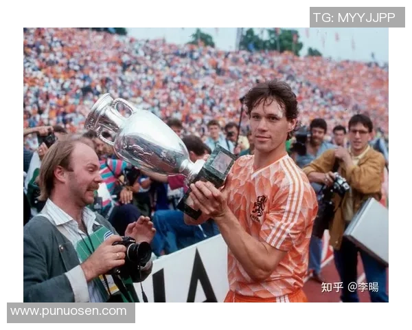 聚焦足球中锋球星:技术与实力的完美结合与全球赛场的影响力分析