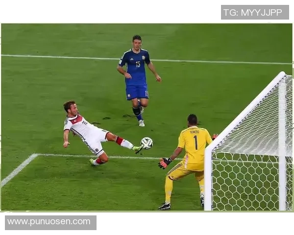 足球历史上以手拨球著称的球星及其经典瞬间分析