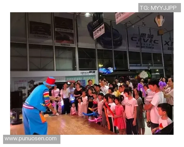 足球明星花式逗趣陪伴孩子欢乐时光引发满场欢笑