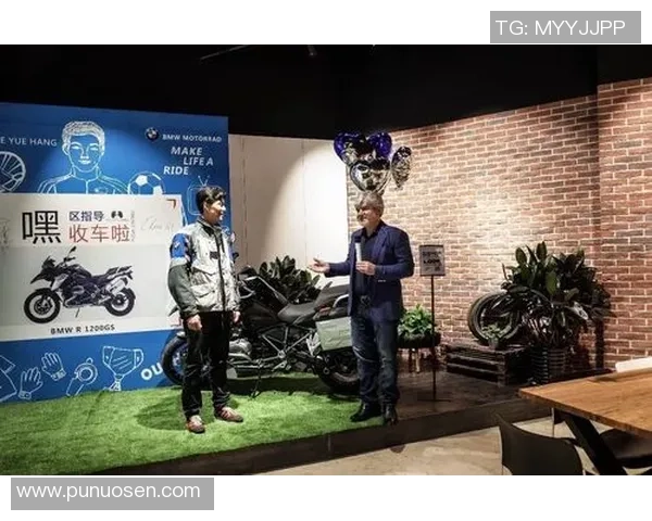 足球明星骑摩托惊艳亮相赛场背后故事揭秘