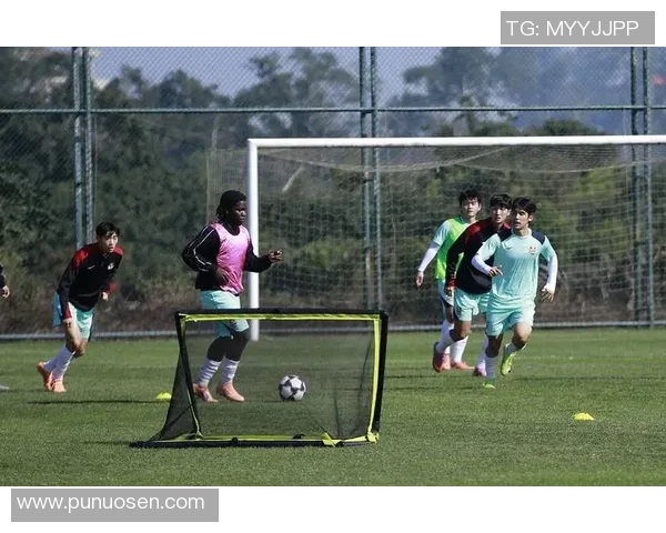 足球球星冬训备战:突破极限提升竞技状态迎接新赛季挑战 足球球星冬训备战:突破极限提升竞技状态迎接新赛季挑战